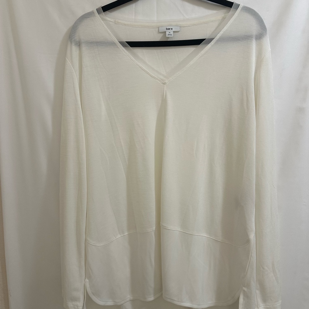 Bar lll Women white V Neck long Sleeve Top. Size XL.